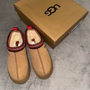 UGG Tuzz 2 Chestnut Women’s Cozy Tan Winter Platform Slippers with Red Trim